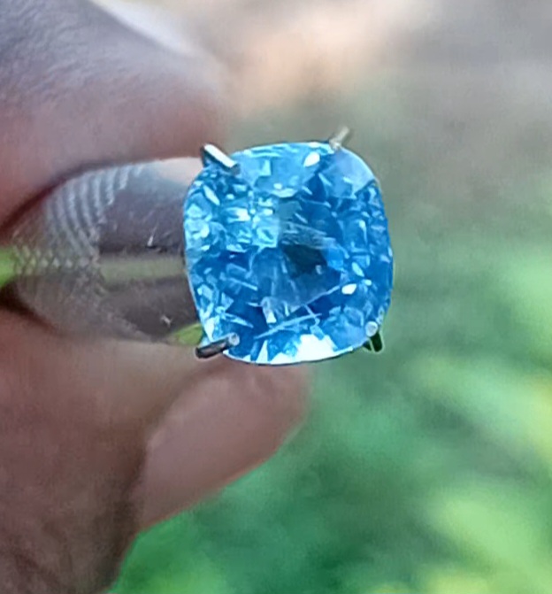 3.85ct Deep Cornflower Blue Sapphire — Elahera, Sri Lanka